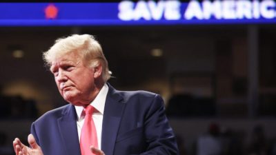 Бывший президент Дональд Трамп на митинге в поддержку кандидатов в депутаты от Республиканской партии штата Аризона в Прескотт-Вэлли, штат Аризона, 22 июля 2022 года. (Mario Tama/Getty Images)