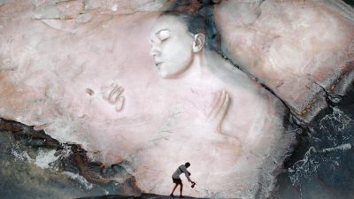 Художник рисует гигантские фрески с помощью земляных пигментов, которые смываются дождём и видны только сверху