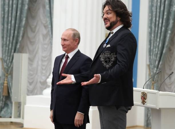 Президент России Владимир Путин с поп-певцом Филиппом Киркоровым во время церемонии вручения государственных наград в Кремле в Москве 15 ноября 2017 года. Фото: MIKHAIL KLIMENTYEV/AFP via Getty Images  | Epoch Times Россия