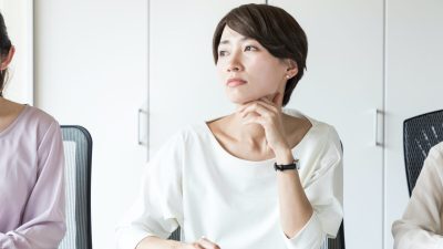 Мир — это беспорядок. К сожалению, из-за нашей склонности к негативизму всё кажется ещё хуже, и в результате мы страдаем морально и физически. Фото: metamorworks/Shutterstock