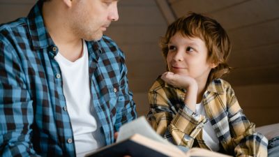 Уроки родителям: добросердечный мальчик отдаёт свои деньги бездомному