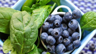 Шпинат и ягоды для предотвращения боли в мышцах