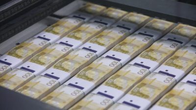 Российский рубль приблизился к 4-недельному максимуму по отношению к доллару