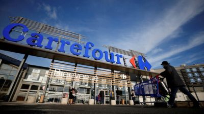 Покупатель толкает тележку с покупками перед гипермаркетом Carrefour в Сен-Герблене недалеко от Нанта, Франция, 15 января 2021 года. (Stephane Mahe/Global Business Week Ahead/Reuters)