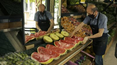 Рабочий раскладывает фрукты для продажи на продовольственном рынке в Анкаре, Турция, 3 июня 2022 года. Годовая инфляция в Турции достигла 73,5% в мае, согласно официальным данным, опубликованным Турецким статистическим институтом, на фоне углубления кризиса стоимости жизни в стране. (AP Photo/Burhan Ozbilici)