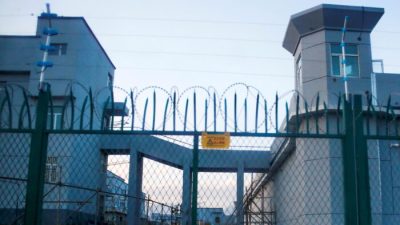 Ограждение вокруг центра профессионального образования в Дабаньчэне в Синьцзяне, Китай, 4 сентября 2018 г. (Thomas Peter/Reuters)