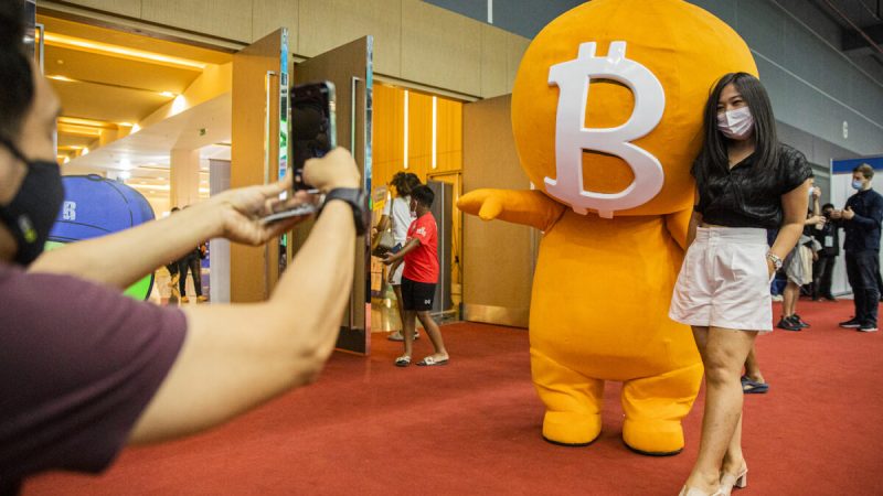 Женщина с биткойн-талисманом на выставке Crypto Expo 2022 в Бангкоке, Таиланд, 14 мая 2022 года. (Lauren DeCicca/Getty Images)  | Epoch Times Россия