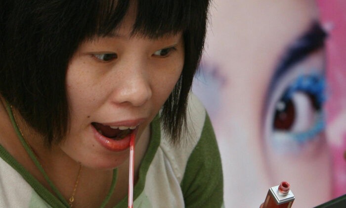 Корейские косметические бренды переживают спад в Китае на фоне геополитической напряжённости Китаянка пробует косметику во время рекламы косметических средств в торговом районе Нанкин Роуд в Шанхае, 23 октября 2007. (Mark Ralston/AFP via Getty Images) | Epoch Times Россия