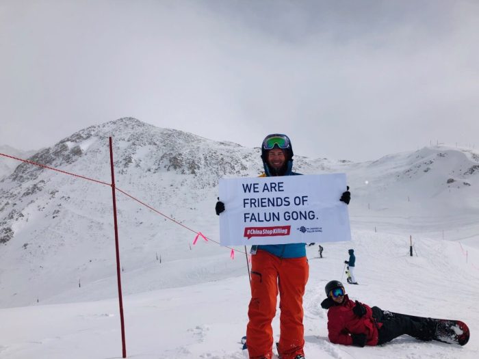 Американский певец и автор песен говорит о зле коммунизма: «Наши гражданские свободы даны Богом»