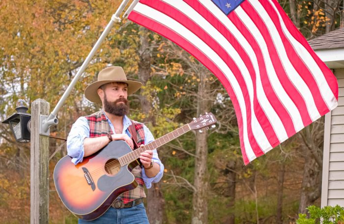 Американский певец и автор песен говорит о зле коммунизма: «Наши гражданские свободы даны Богом»