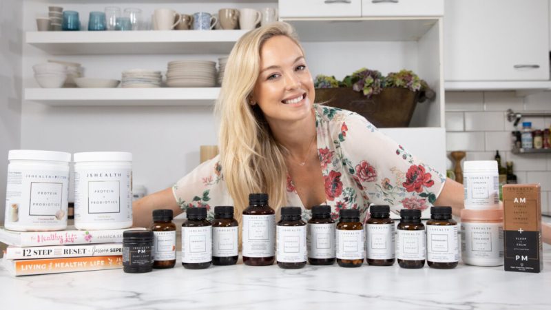 Джессика Сепель демонстрирует ассортимент своей продукции. Фото любезно предоставлено JSHealth | Epoch Times Россия