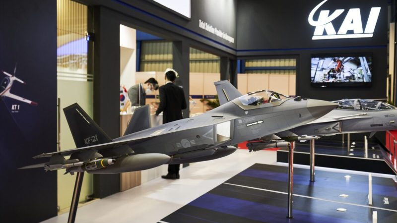 Новый истребитель KF-21 может вывести Южную Корею на уровень экспортёров вооружений Модель корейского истребителя KF-21 на выставке Singapore Airshow в выставочном центре Changi в Сингапуре, 15 февраля 2022 года. (Lauryn Ishak/Bloomberg через Getty Images) | Epoch Times Россия