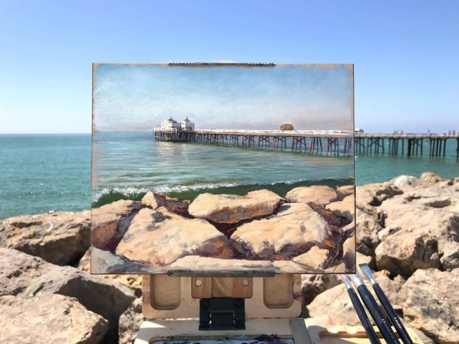 Художник пленэра пишет картины, которые идеально соответствуют окружающим его пейзажам: прибой, луга, горы…