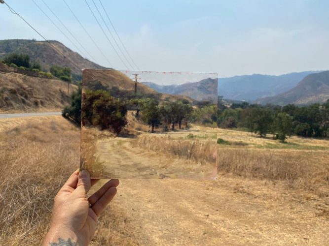 Художник пленэра пишет картины, которые идеально соответствуют окружающим его пейзажам: прибой, луга, горы…