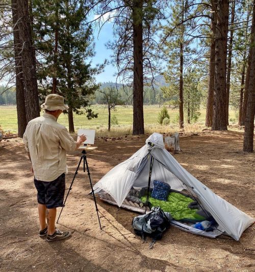 Художник пленэра пишет картины, которые идеально соответствуют окружающим его пейзажам: прибой, луга, горы…