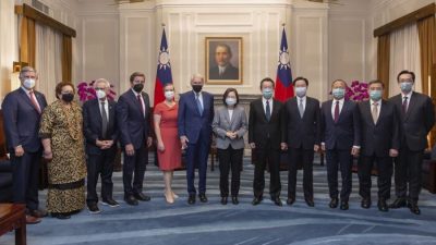 Китай проводит новые боевые учения вблизи Тайваня во время визита американских законодателей