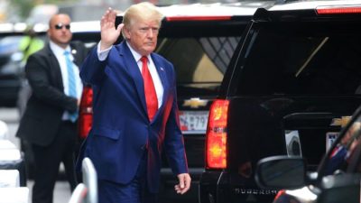 Трамп потребовал возвратить изъятые ФБР конфиденциальные материалы