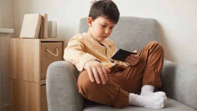 Число маленьких детей, пользующихся смартфонами, растёт. Многие родители задаются вопросом, с какого возраста можно давать ребёнку смартфон. (envatoelements)
