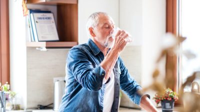 Японские эксперты: Деменция лечится достаточным употреблением воды