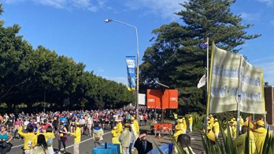 В ежегодном забеге City2Surf приняли участие более 60 тысяч человек. Сиднейские практикующие Фалуньгун демонстрируют упражнения и собирают подписи 14 августа 2022 года. (The Epoch Times)