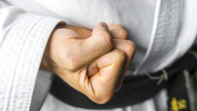 Способ разрешить конфликт и превратить врага в друга не зависит от хороших навыков боевых искусств. (Изображение: Gajus через Dreamstime)