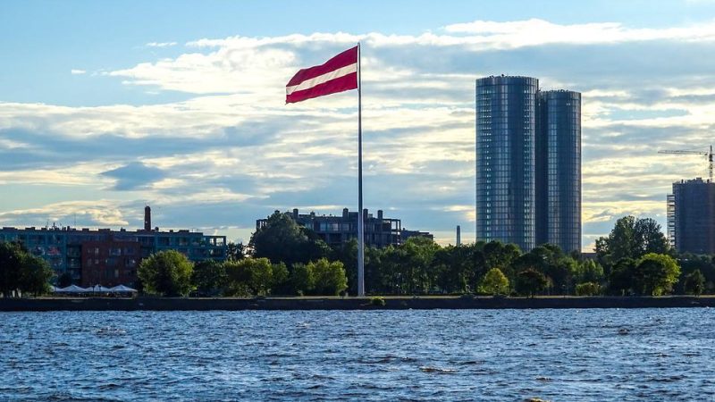 Рига. Государственный флаг Латвии. (pixabay.com/photos/river-city-flag-riga-latvia-6103242)