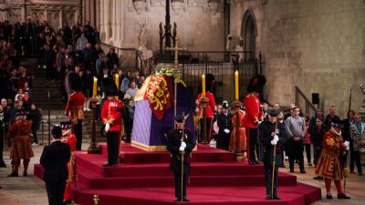 Четверть миллиона британцев пришли попрощаться со своей королевой