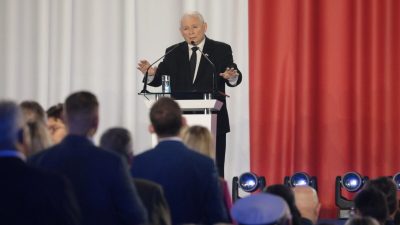 Заместитель премьер-министра Польши, лидер партии «Право и справедливость» (PiS) Ярослав Качиньский выступает с речью во время политического съезда правящей партии «Право и справедливость» (PiS) в Марках под Варшавой, Польша, 4 июня 2022 года. (Slawomir Kaminski/Agencja Wyborcza.pl via Reuters)