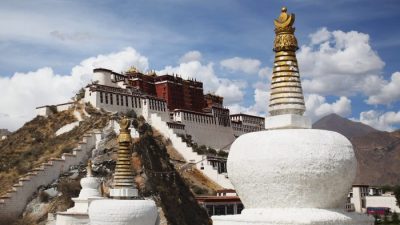 Туристов по дороге в Тибет изолировали на мосту на несколько дней из-за вспышки COVID-19 и избили, 2 человека погибли