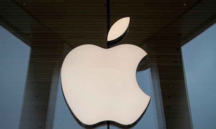 Логотип Apple в магазине Apple Store в Бруклине, Нью-Йорк, 23 октября 2020 года. (Brendan McDermid/Reuters) | Epoch Times Россия