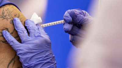 Риск воспаления сердца у молодых мужчин после вакцинации выше, чем после COVID-19: исследование