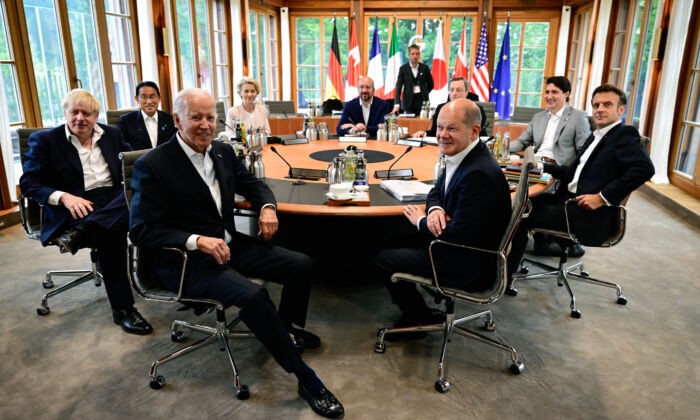 (Слева направо) премьер-министр Великобритании Борис Джонсон, премьер-министр Японии ФумиоКисида, президент Европейской комиссии Урсула фон дер Ляйен, председатель Европейского совета Шарль Мишель, премьер-министр Италии Марио Драги, премьер-министр Канады ДжастинТрюдо, президент Франции Эммануэль Макрон, канцлер ГерманииОлаф Шольц и президент США Джо Байден на рабочем заседании во время саммита лидеров G7 в замке Эльмау в Круене, Германия, 28 июня 2022 года. (JohnMacDougall/PoolPhotovia AP) | Epoch Times Россия