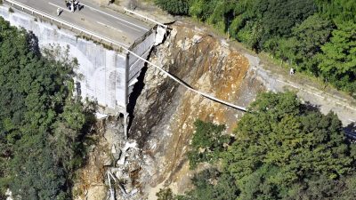 Тропический шторм обрушился на Японию, есть жертвы, много разрушений