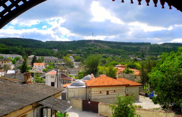 Вид на Ханский дворец из окна крымско-татарского кафе. Фото: Алла Богданова