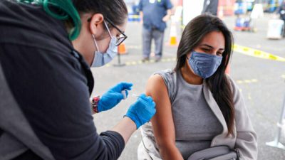 Советник FDA: Молодым здоровым людям получать бустерную вакцину против COVID-19 не имеет смысла