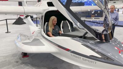 Сюзанна Клаветт, менеджер по маркетингу и пилот ICON Aircraft, в самолёте ICON A5 Североамериканского международного автосалона в Детройте, 19 сентября 2022 года. (Mike Householder/AP Photo)