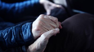 Вы бы эвтаназировали маму или папу, страдающих от боли? В Шотландии рассматривают законопроект об эвтаназии