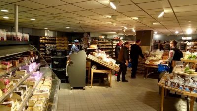 Россияне на 14% чаще стали покупать продукты вместо одежды и техники