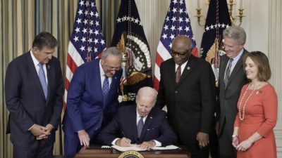 Из-за чрезмерных расходов администрации Байдена долг США вырос до $31 трлн впервые в истории страны