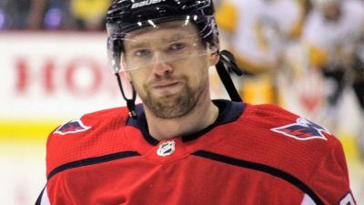 Как Кузнецов ударил соперника клюшкой по лицу во время матча НХЛ. Видео инцидента