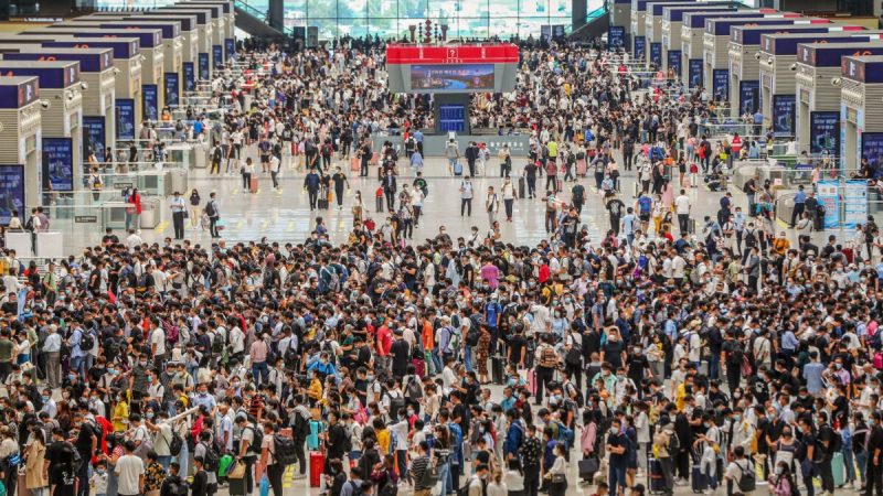 Пассажиры ждут прибытия своего поезда на восточной железнодорожной станции Чжэнчжоу в Чжэнчжоу центральной китайской провинции Хэнань, 30 сентября 2021 года. (STR/AFP via Getty Images) | Epoch Times Россия