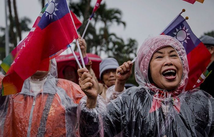 С какой целью делегация немецких депутатов посетила Тайвань? Встреча делегации Германии жителями Тайваня.(Photo by Ulet Ifansasti/Getty Images) | Epoch Times Россия