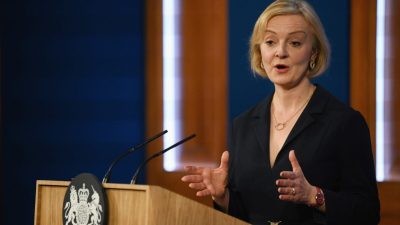 Лиз Трасс отказалась уходить в отставку, несмотря на давление консерваторов