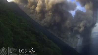 Извержение вулкана на итальянском острове Стромболи 9 октября 2022 года. (Geophysics Experimental Lab/University of Florence Handout via AP/Screenshot via The Epoch Times)