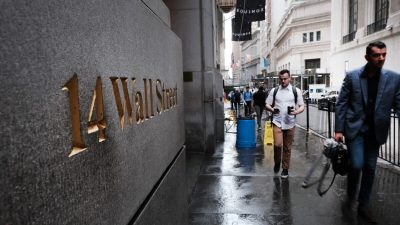 Люди проходят мимо Нью-Йоркской фондовой биржи (NYSE) в Нью-Йорке 14 июня 2022 года. (Spencer Platt/Getty Images)