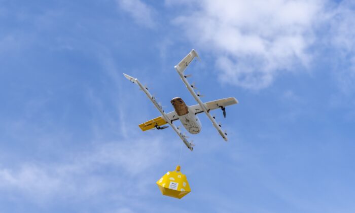 Дрон получает заказ перед вылетом с завода Wing во время демонстрации во Фриско, штат Техас, 31 августа 2022 года. (Andy Jacobsohn/AFP via Getty Images)
 | Epoch Times Россия