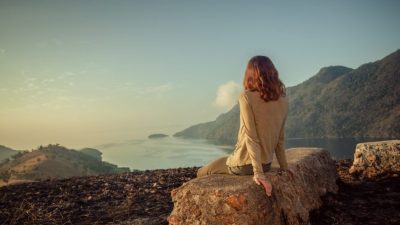 Реальность может быть жестокой, но отвергать её — это акт самообмана. Принятие — это первый шаг к созданию чего-то лучшего (Lolostock/Shutterstock)