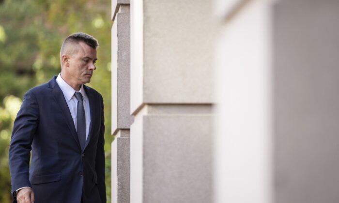 Российский аналитик Игорь Данченко идёт к зданию суда США имени Альберта В. Брайана в Александрии, штат Вирджиния, 11 октября 2022 года. (Drew Angerer/Getty Images) | Epoch Times Россия