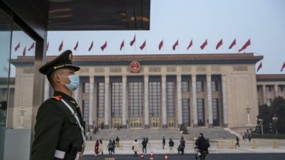 Полицейский на страже перед заключительным заседанием Китайской народной политической консультативной конференции в Доме народных собраний в Пекине, Китай, 10 марта 2022 года. (Kevin Frayer/Getty Images)