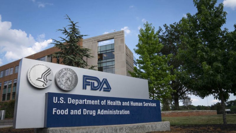 Вывеска Управления по санитарному надзору за качеством пищевых продуктов и медикаментов возле штаб-квартиры в Уайт-Оук, штат Мэриленд, 20 июля 2020 года. (Sarah Silbiger/Getty Images) | Epoch Times Россия